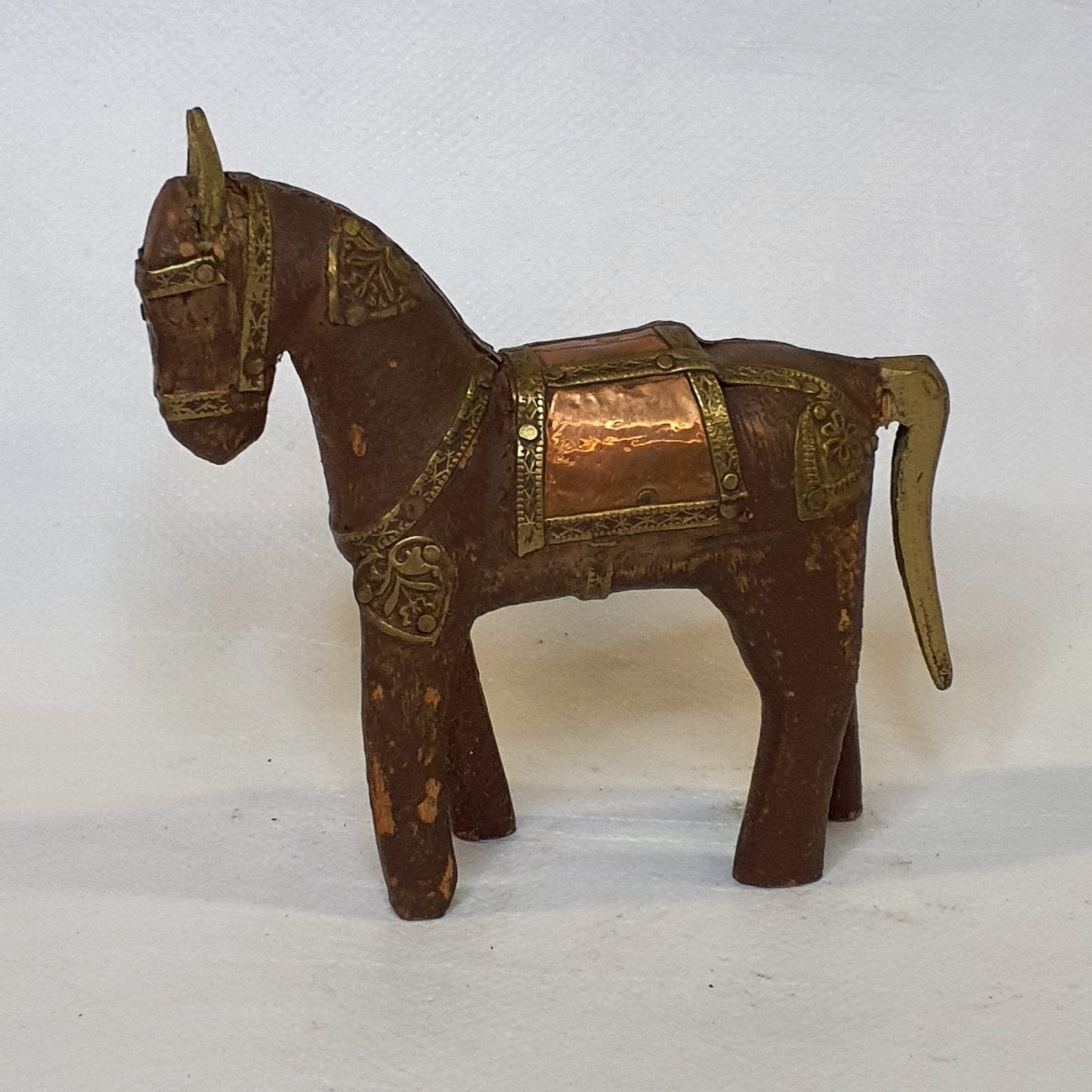 Hand-carved wooden horse – with metal fittings, 10 cm