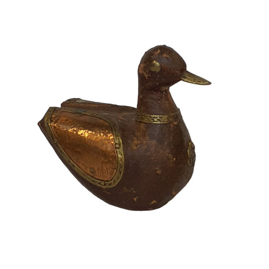 Ente aus Holz mit Metall-Beschlägen: Handgeschnitztes Unikat in rustikalem Stil – Ansicht 2 | orientcrafts