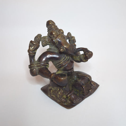 Ganesha statue made of brass: Hand-forged and patinated using the traditional casting method