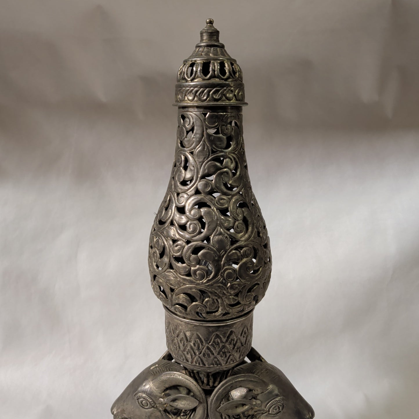 Indische Weißmetall-Lampe mit Steinbock-Motiv – Orient-Tischleuchte Handgemacht