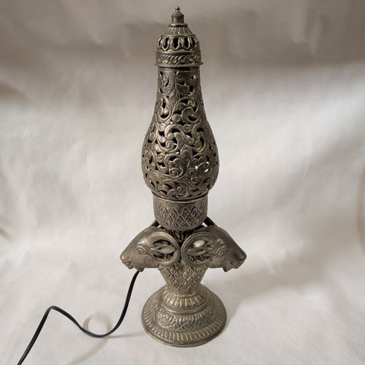 Indische Weißmetall-Lampe mit Steinbock-Motiv – Orient-Tischleuchte Handgemacht
