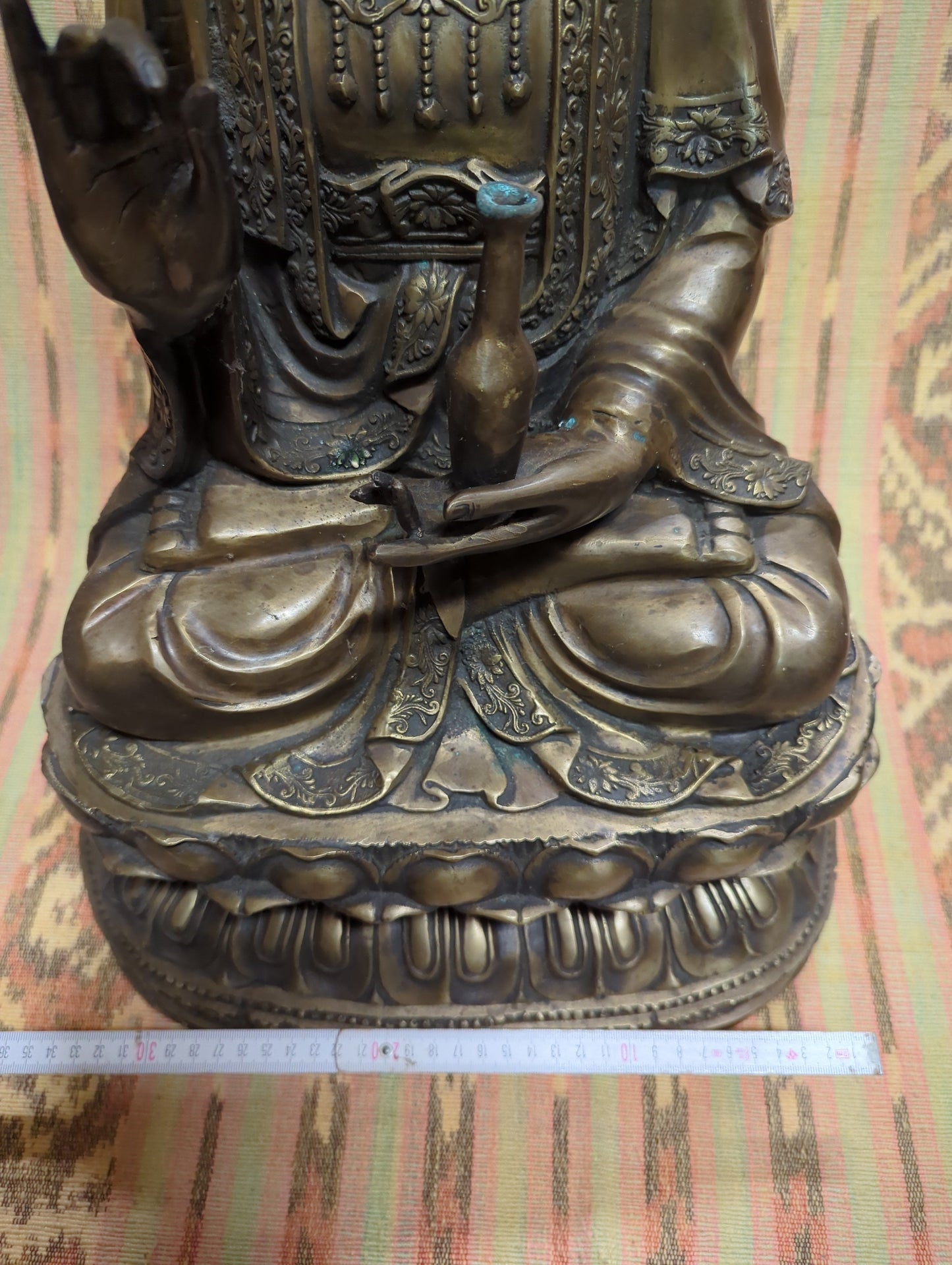 Kuan-Yin-Statue aus edlem Messing: Göttin der Barmherzigkeit und spirituelles Prunkstück