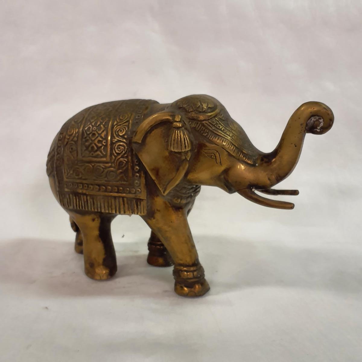 Elephant statue made of brass: Hand-forged and patinated using the traditional casting method