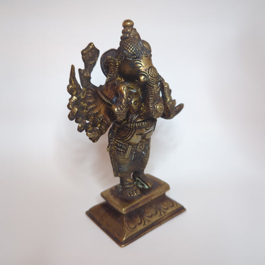 Ganesha statue made of brass: Hand-forged and patinated using the traditional casting method