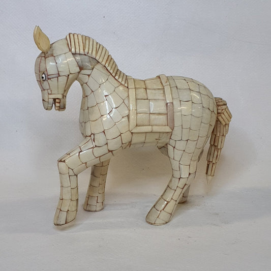 Wooden horse from India – Hand-carved with camel bone inlay, 12 cm