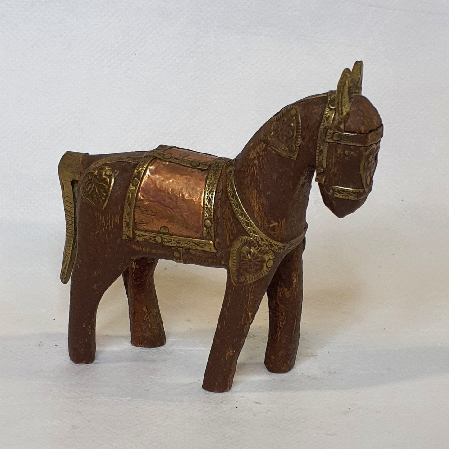 Hand-carved wooden horse – with metal fittings, 10 cm