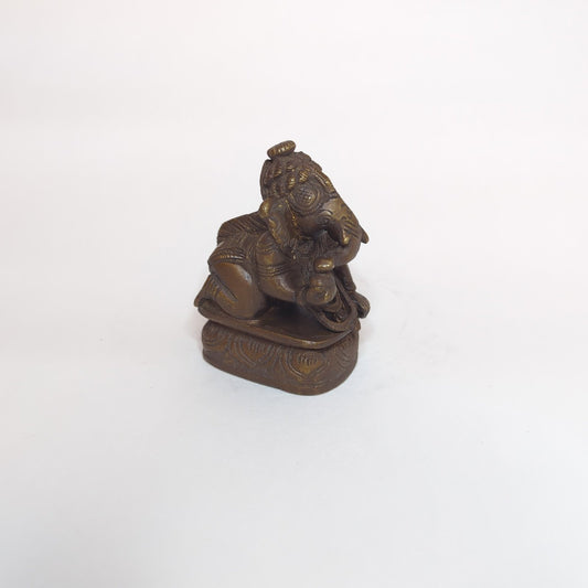 Ganesh statue made of brass: Hand-forged and patinated using the traditional casting method