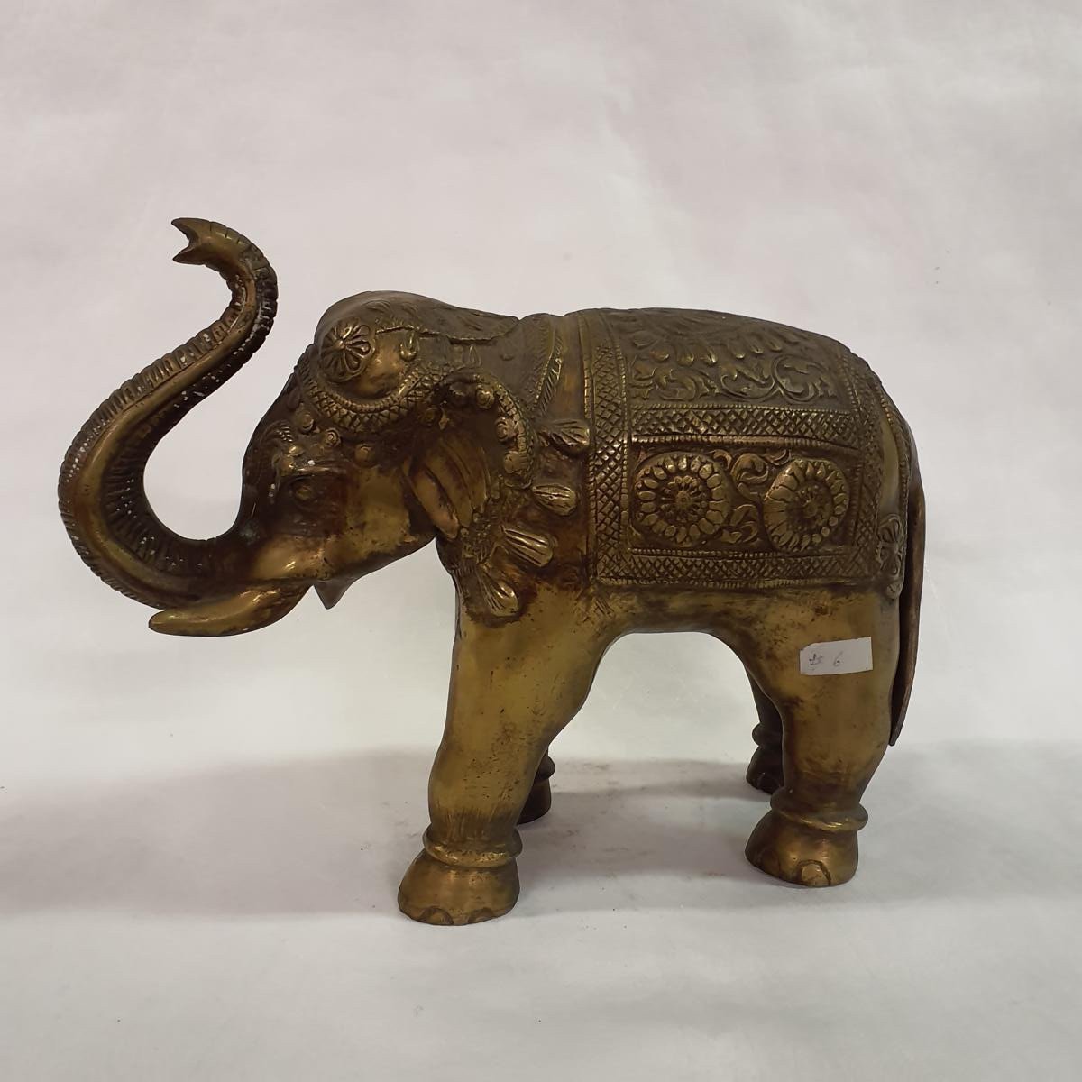 Elephant statue made of brass: Hand-forged and patinated using the traditional casting method