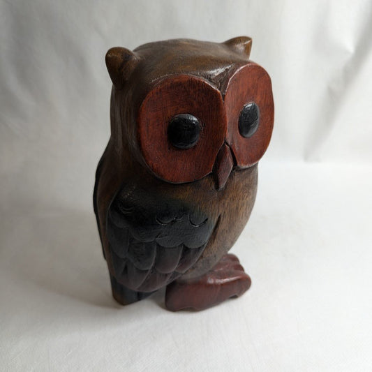 Owl figurine made of teak wood: Hand-carved symbol of wisdom