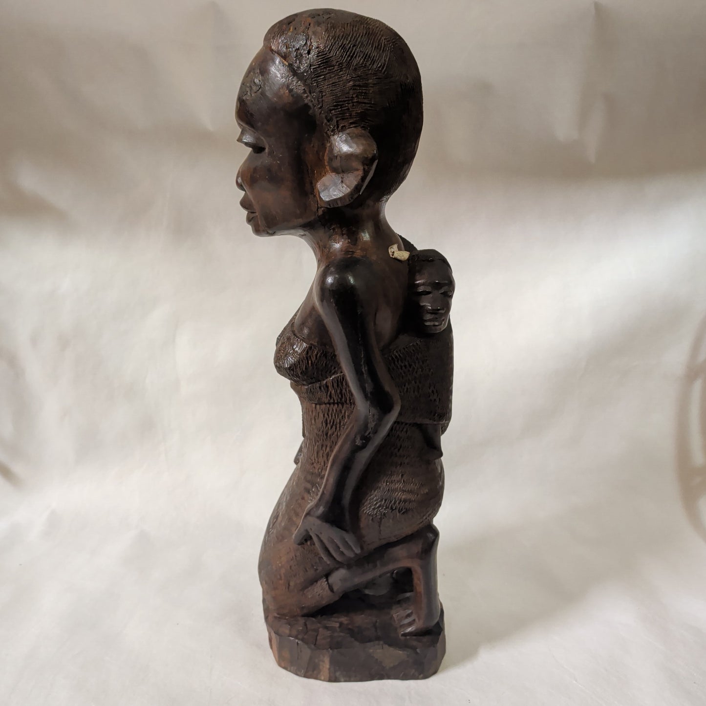 Ebenholz-Skulptur Tansania (47 cm) – Afrikanische Frau mit Baby, Handgeschnitzt