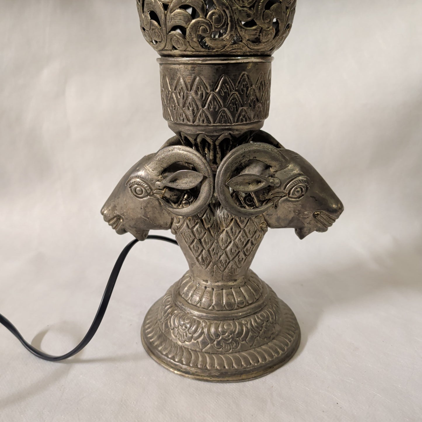 Indische Weißmetall-Lampe mit Steinbock-Motiv – Orient-Tischleuchte Handgemacht