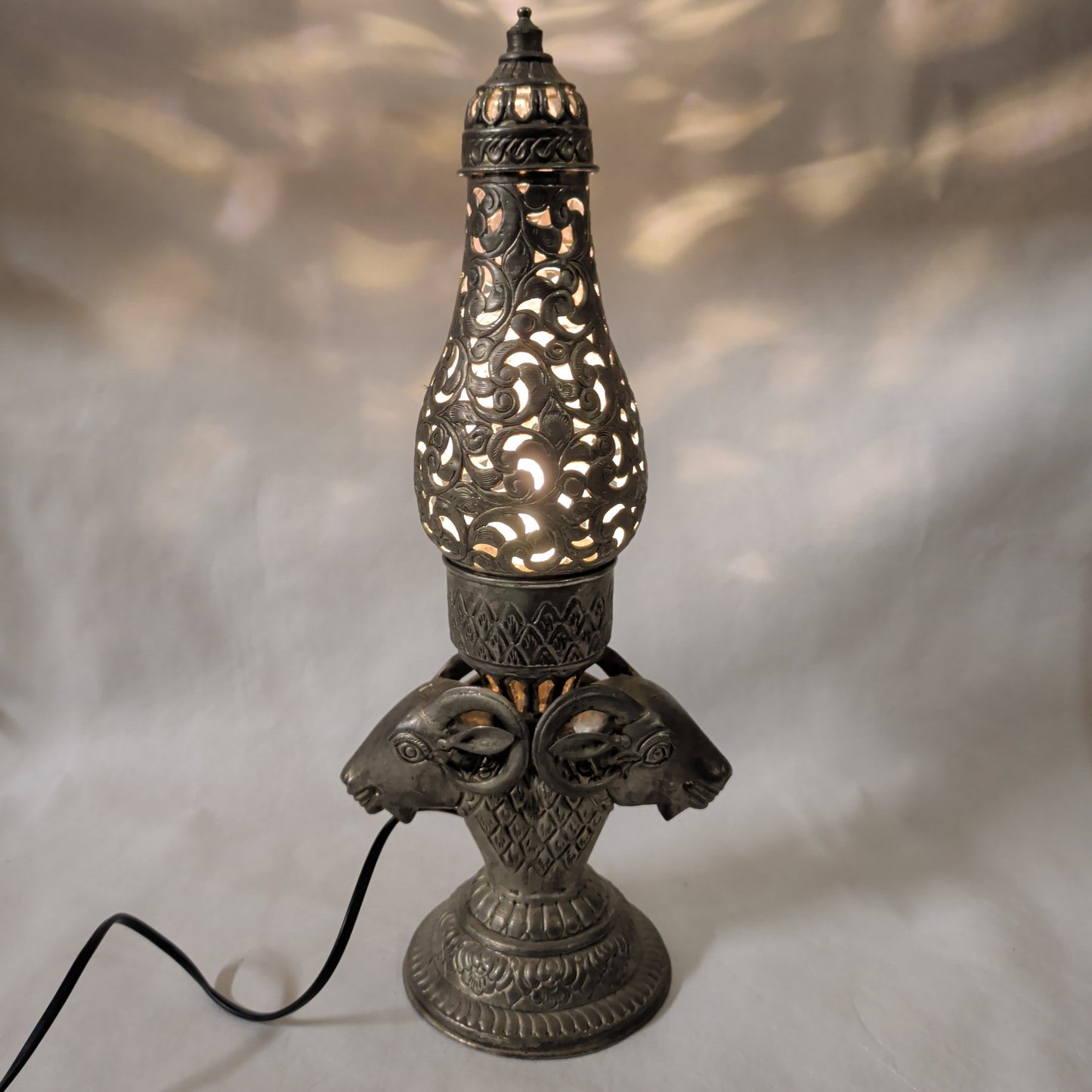 Indische Weißmetall-Lampe mit Steinbock-Motiv – Orient-Tischleuchte Handgemacht