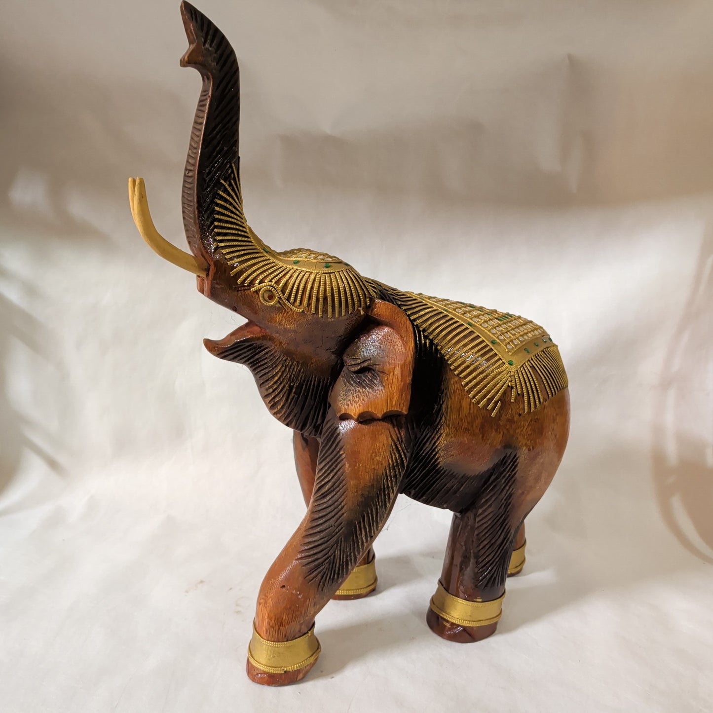 Teakholz Elefant mit Gold-Verzierung & Glasperlen (52 cm) – Rüssel nach oben