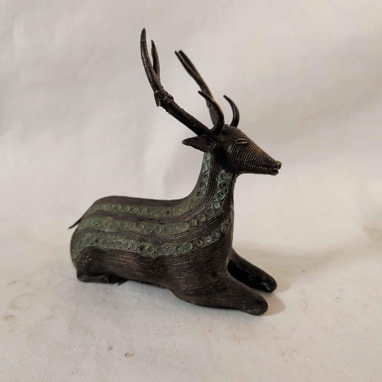 Hirsch Figur Messing sitzend (18 cm) – Handgearbeitete Ringschmiedekunst & Deko