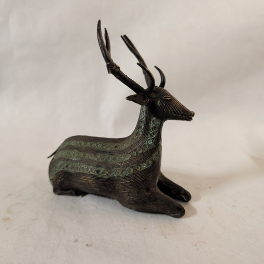 Hirsch Figur Messing sitzend (18 cm) – Handgearbeitete Ringschmiedekunst & Deko