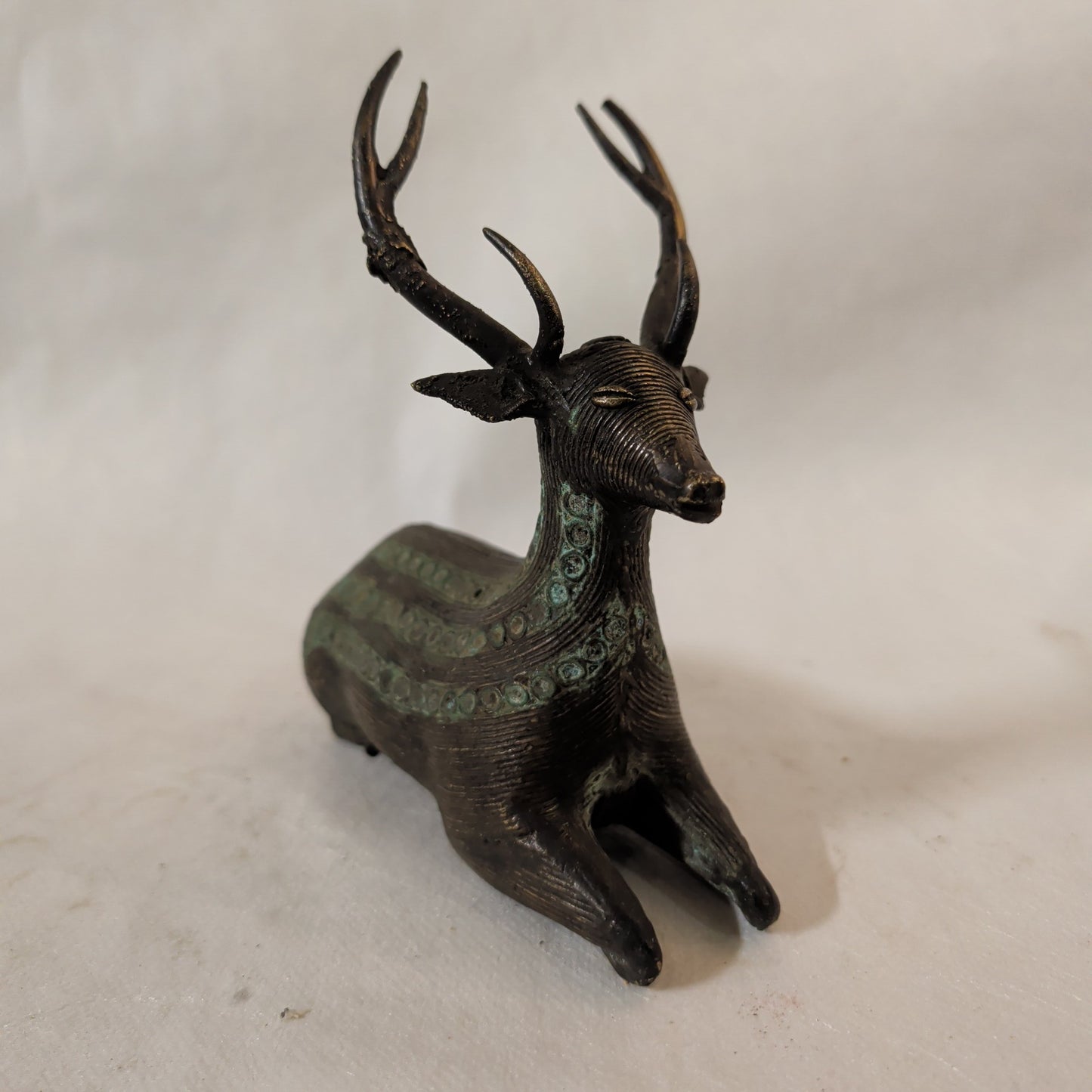 Hirsch Figur Messing sitzend (18 cm) – Handgearbeitete Ringschmiedekunst & Deko