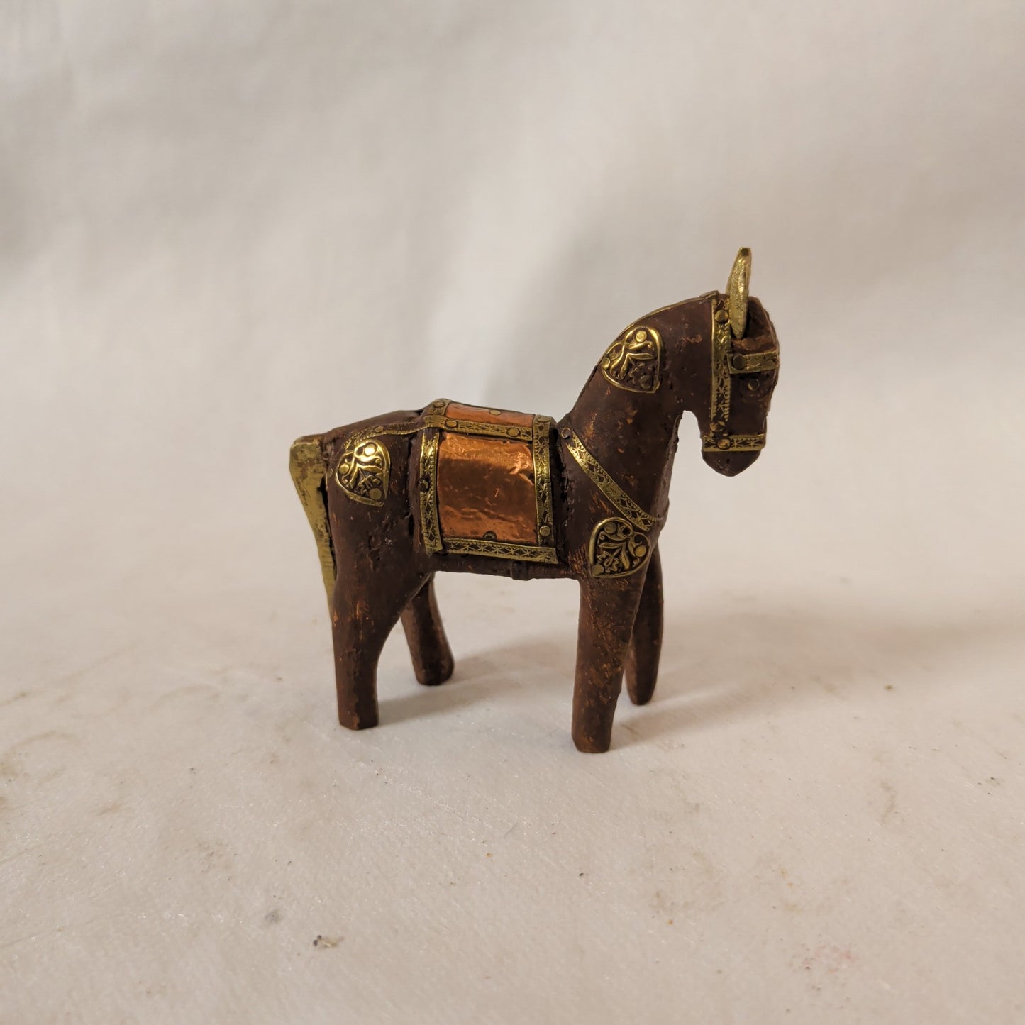 Pferd-Figur Holz mit Messingbeschlägen (10 cm) – Miniatur-Skulptur & Kunsthandwerk