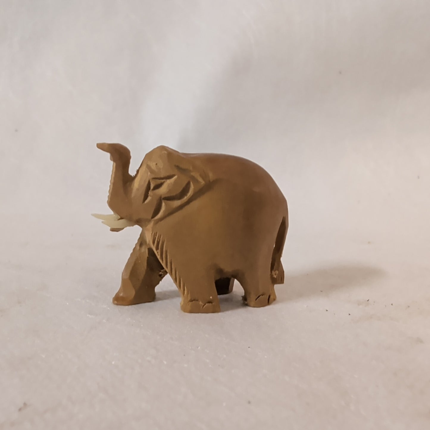 Sandelholz-Elefant Miniatur (4 cm) – Handgeschnitzter Glücksbringer & Duft-Dekoration