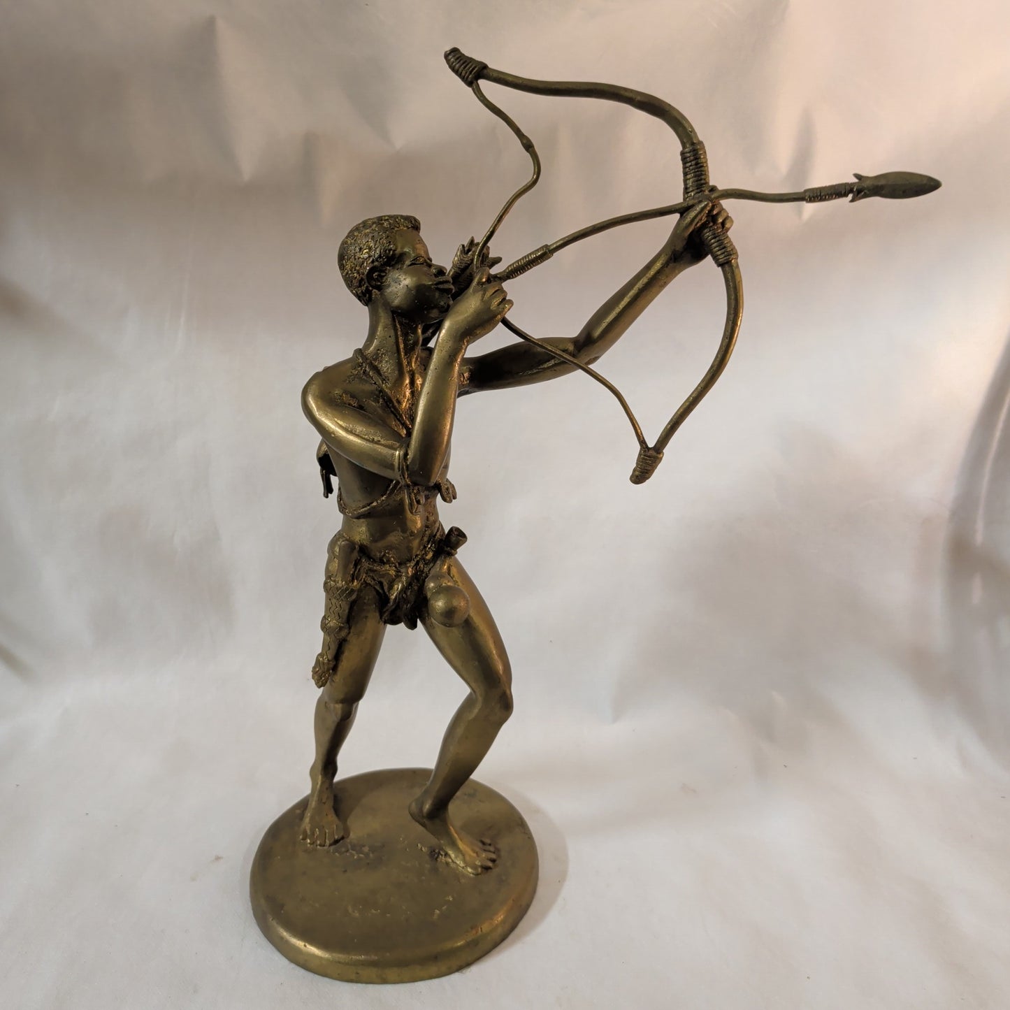 Afrikanischer Bogenschütze aus Messing (48 cm) – Geschmiedete Figur & Unikat