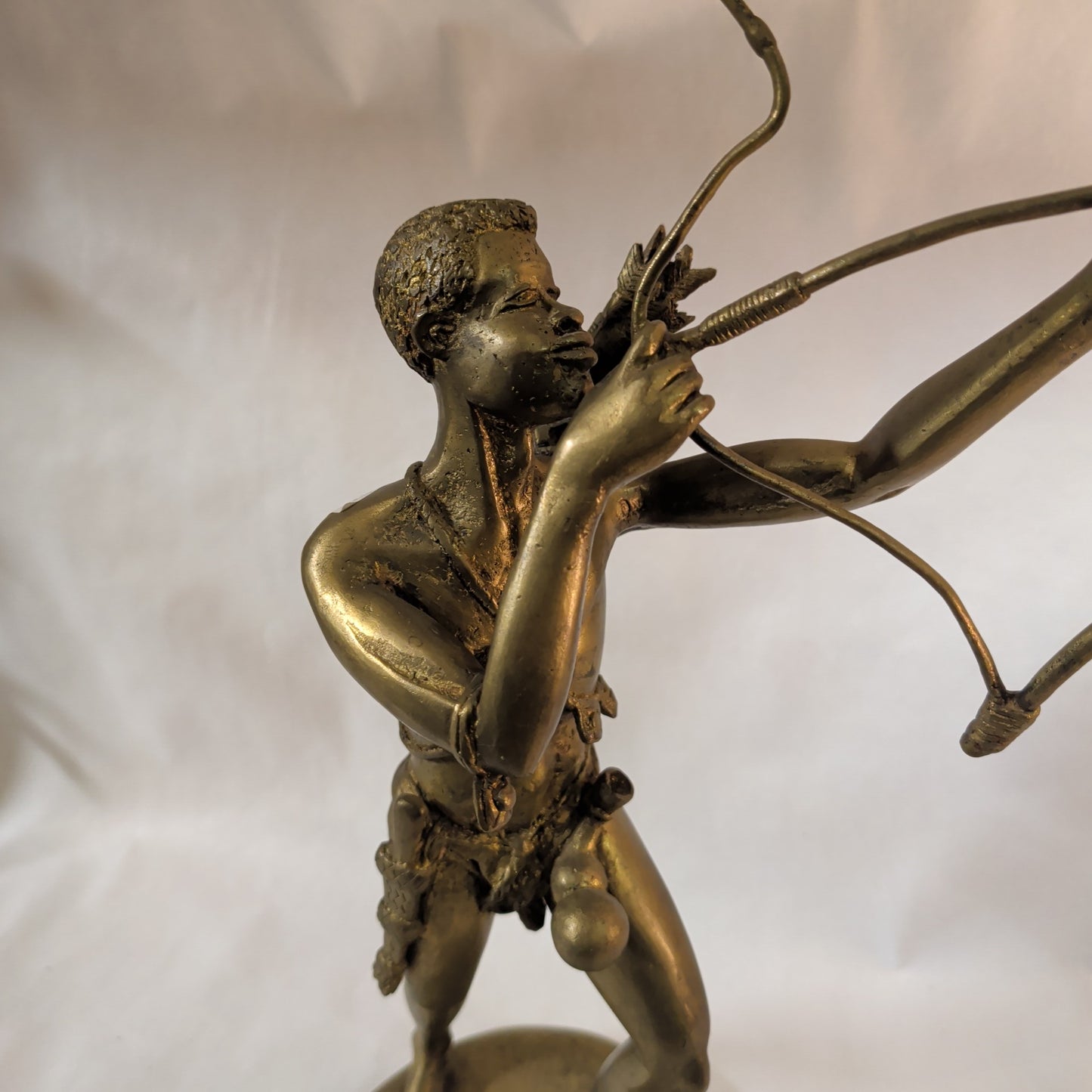 Afrikanischer Bogenschütze aus Messing (48 cm) – Geschmiedete Figur & Unikat