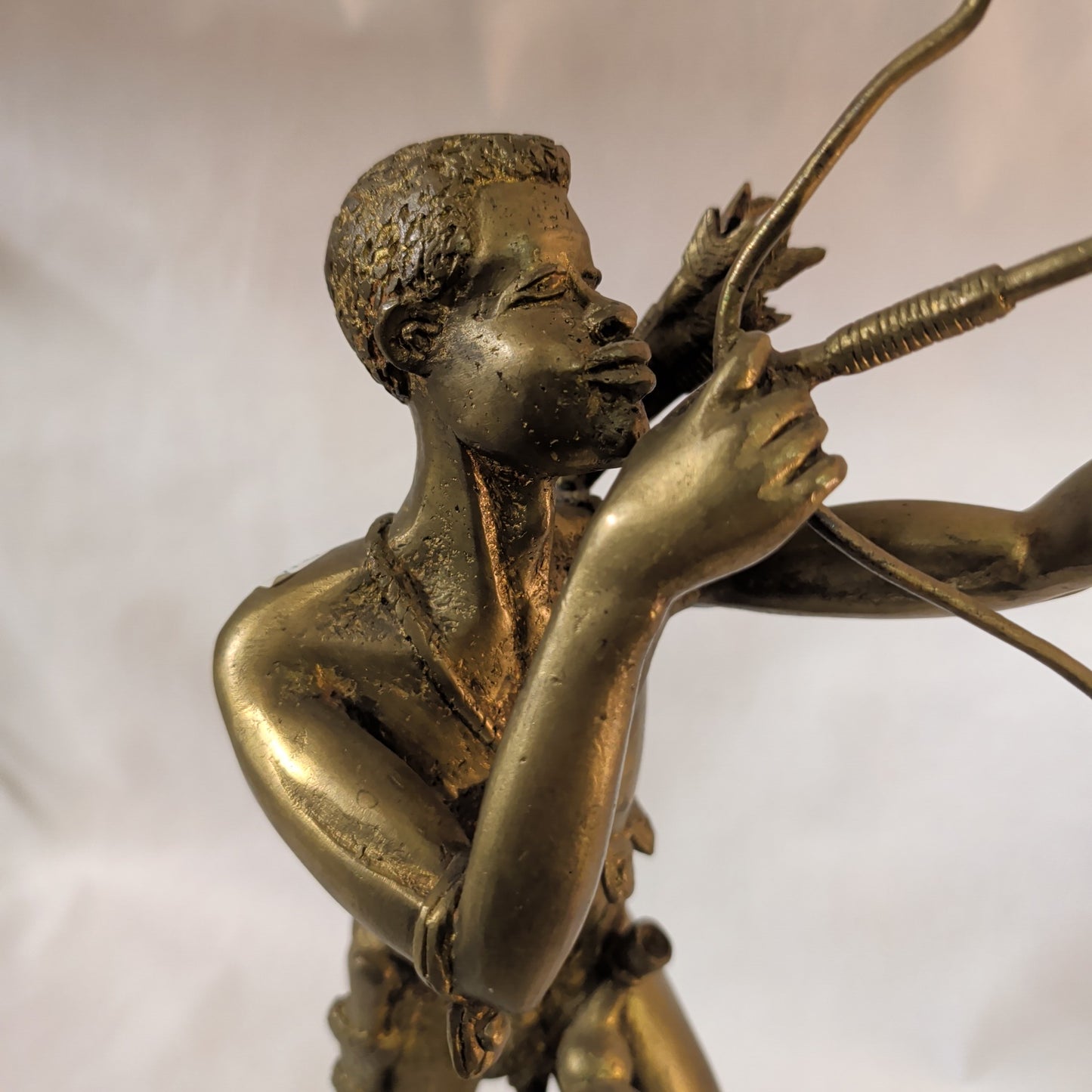 Afrikanischer Bogenschütze aus Messing (48 cm) – Geschmiedete Figur & Unikat