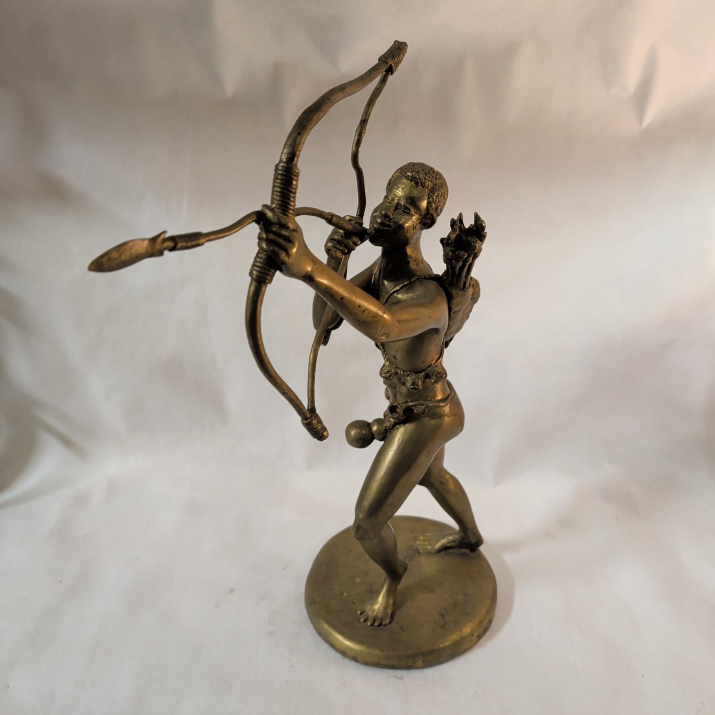 Afrikanischer Bogenschütze aus Messing (48 cm) – Geschmiedete Figur & Unikat
