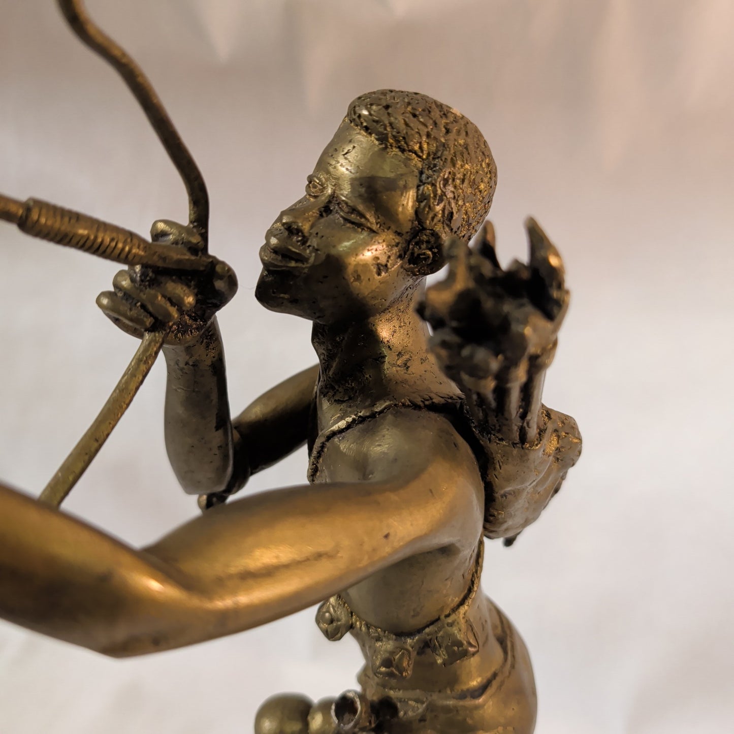 Afrikanischer Bogenschütze aus Messing (48 cm) – Geschmiedete Figur & Unikat