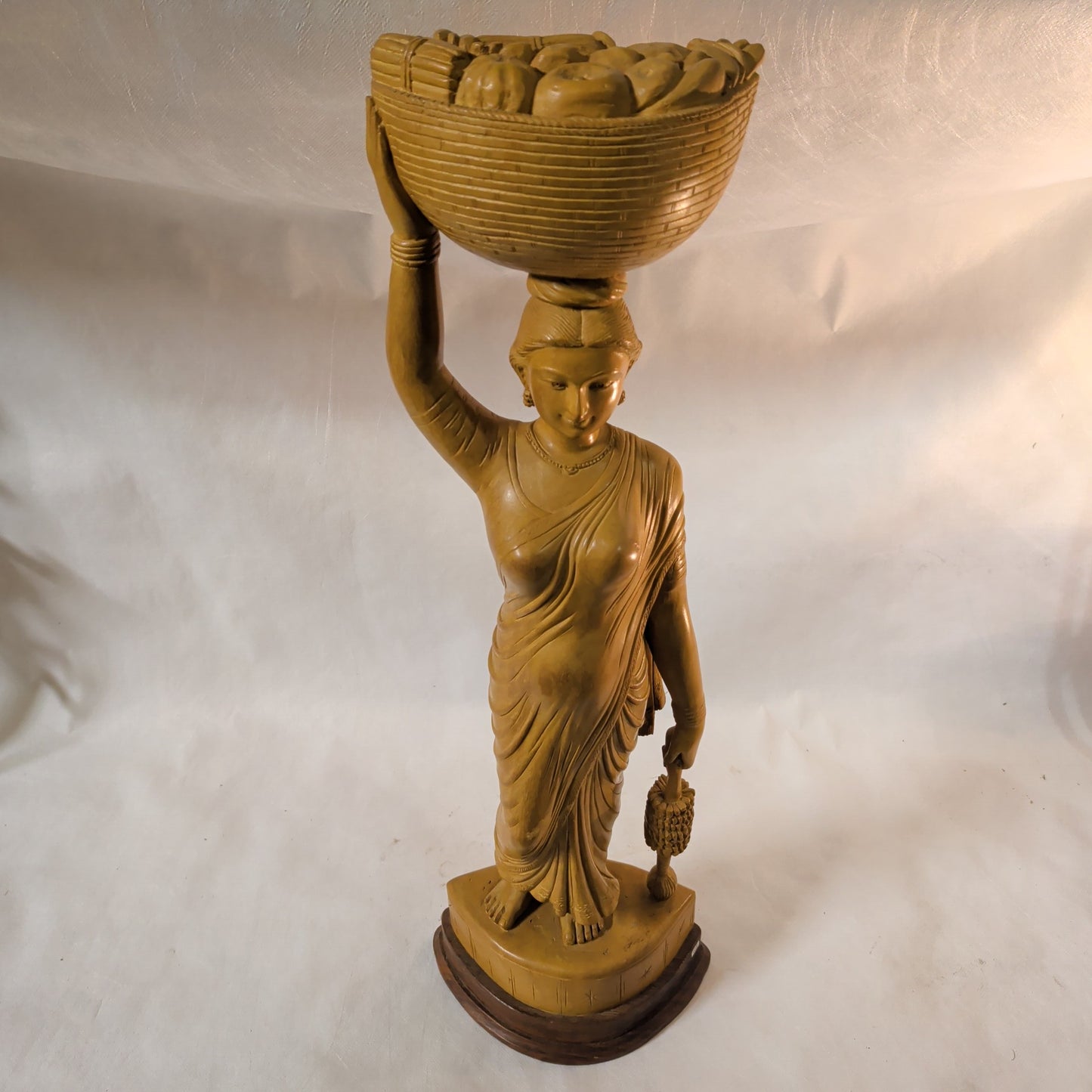 Große Holzfigur Frau mit Obstkorb (57 cm) – Handgeschnitzte Marktverkäuferin