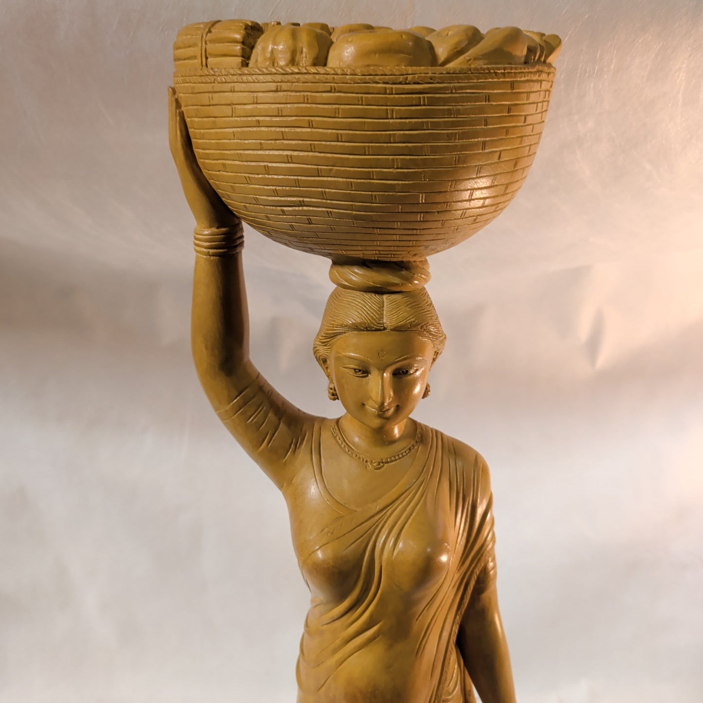 Große Holzfigur Frau mit Obstkorb (57 cm) – Handgeschnitzte Marktverkäuferin