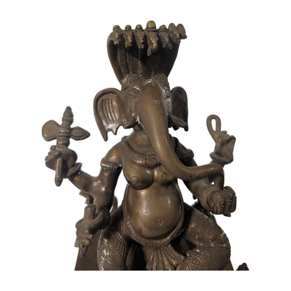 Ganesha sitzend aus Bronze – Schlangenhaube, Sockel – Ansicht 2 | orientcrafts
