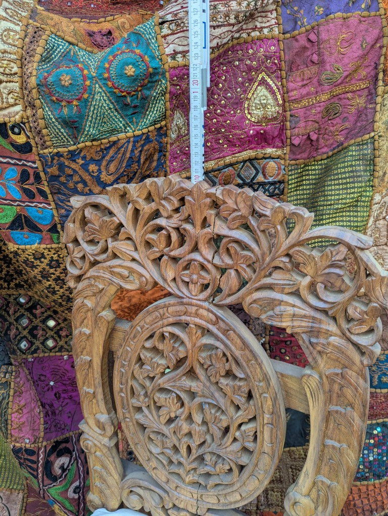 Handgeschnitzter Orientalischer Stuhl: Florales Teakholz-Design – Reduziertes Unikat