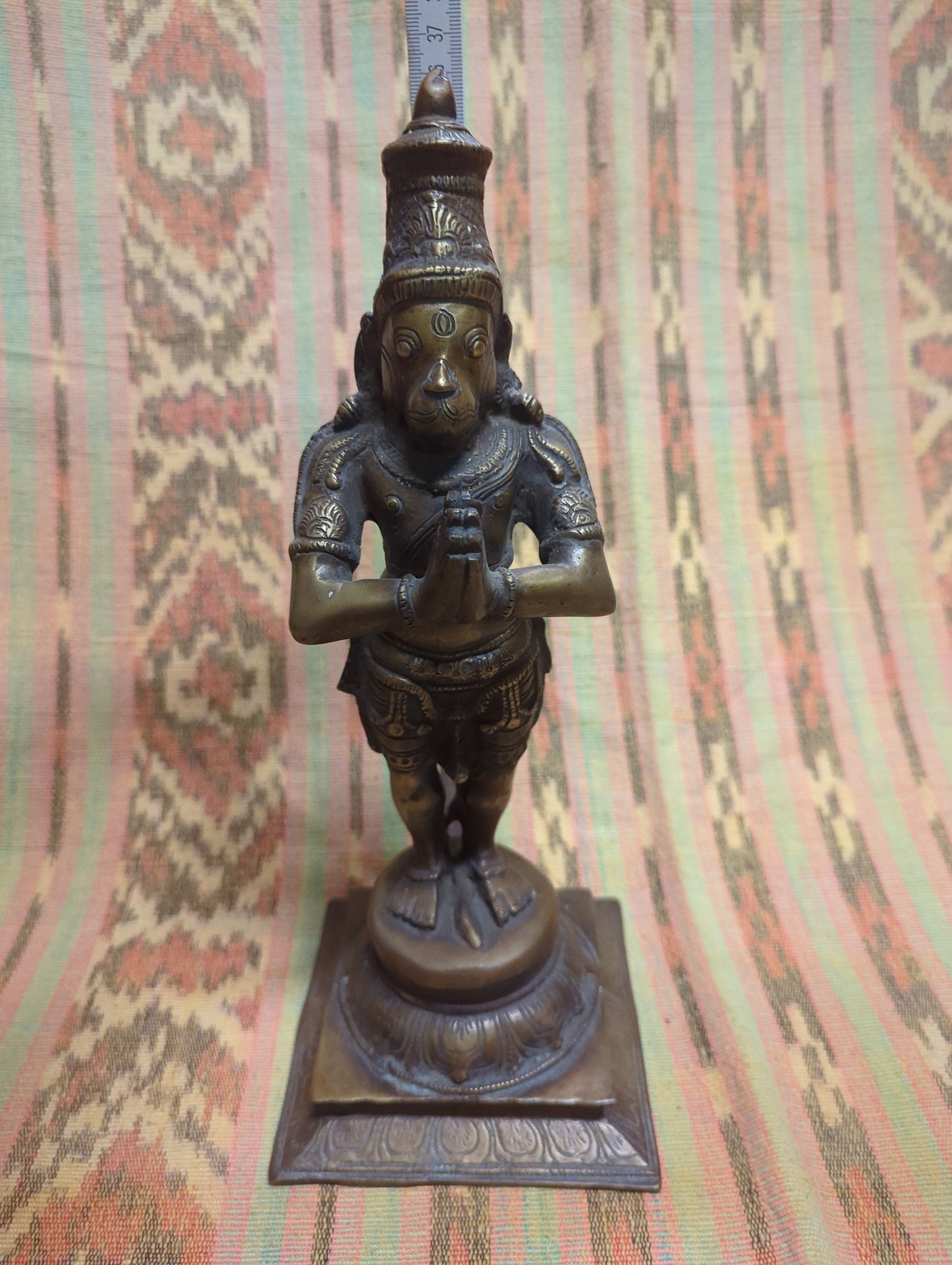 Hanuman statue made of brass: symbol of courage, strength and spiritual devotion