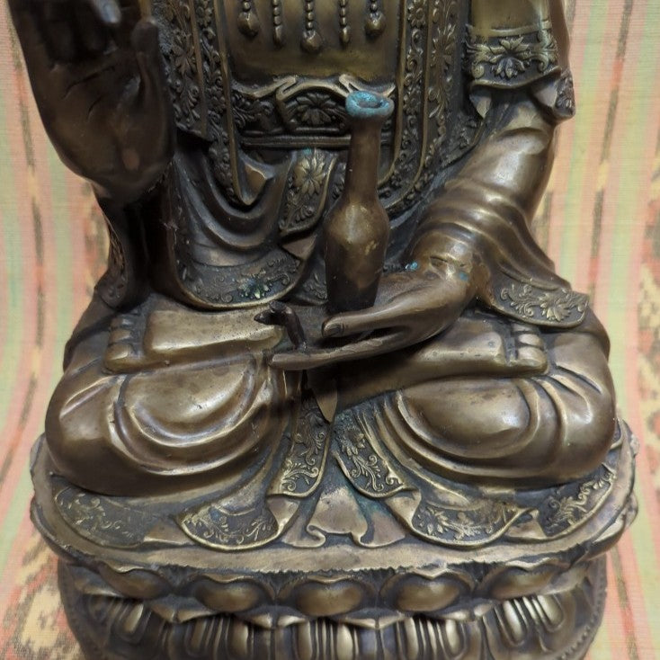 Kuan-Yin-Statue aus edlem Messing: Göttin der Barmherzigkeit und spirituelles Prunkstück