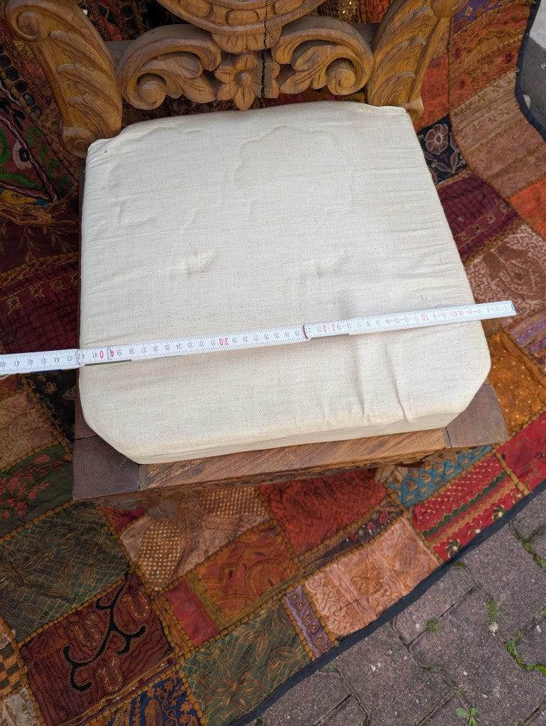 Handgeschnitzter Orientalischer Stuhl: Florales Teakholz-Design – Reduziertes Unikat