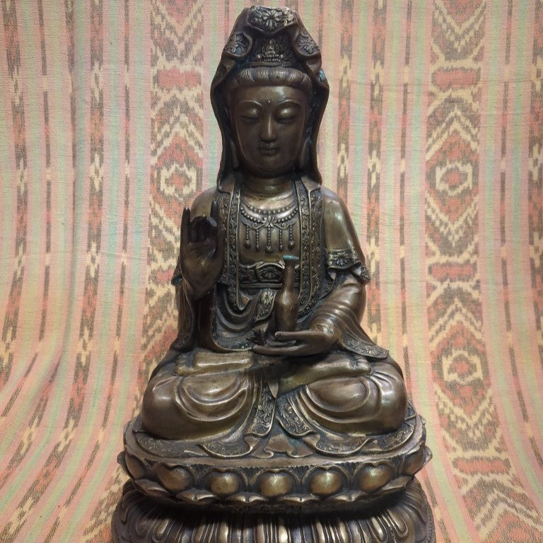 Kuan-Yin-Statue aus edlem Messing: Göttin der Barmherzigkeit und spirituelles Prunkstück