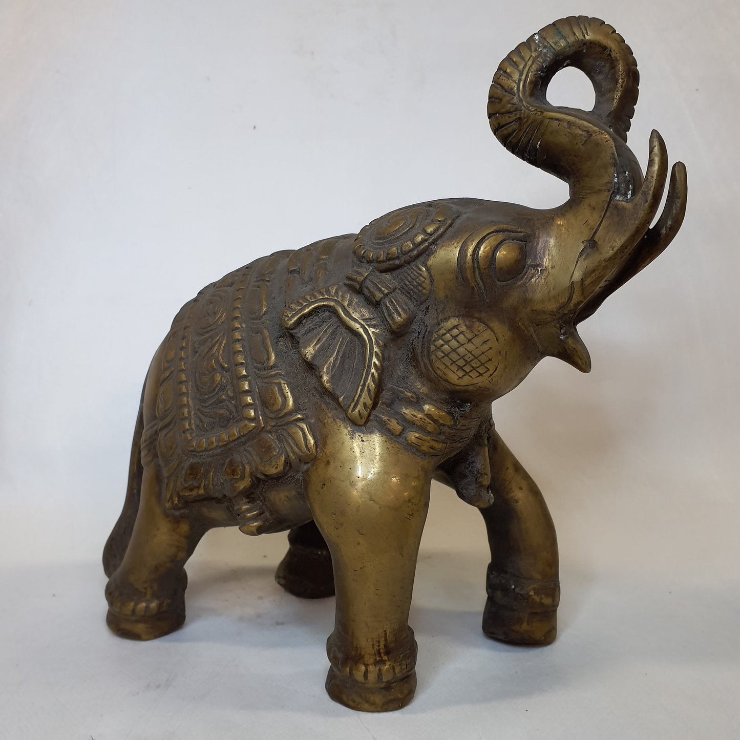 Elephant statue made of brass: Hand-forged and patinated using the traditional casting method