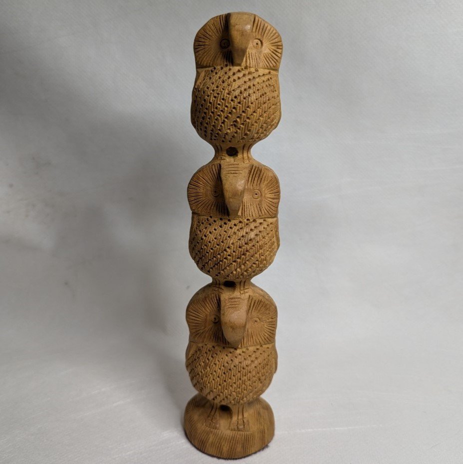 Eulen-Figuren aus Lindenholz: Handgeschnitztes Symbol der Weisheit
