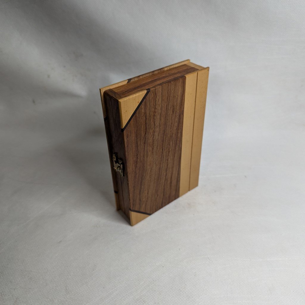 Backgammon board game made of sheesham wood: Handcrafted classic including accessories