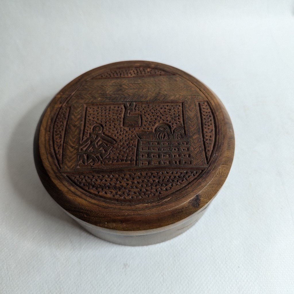 Runde Teakholz-Box mit Messing- und Holz-Intarsie: Elegante, handgefertigte Aufbewahrung