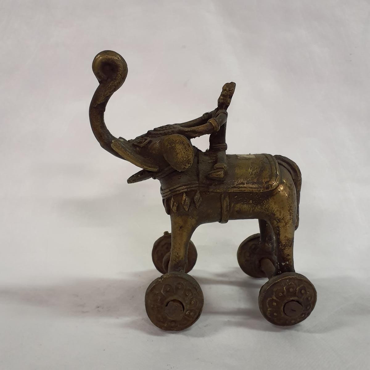 Elephant on wheels made of brass: Hand-forged and patinated using the traditional casting method