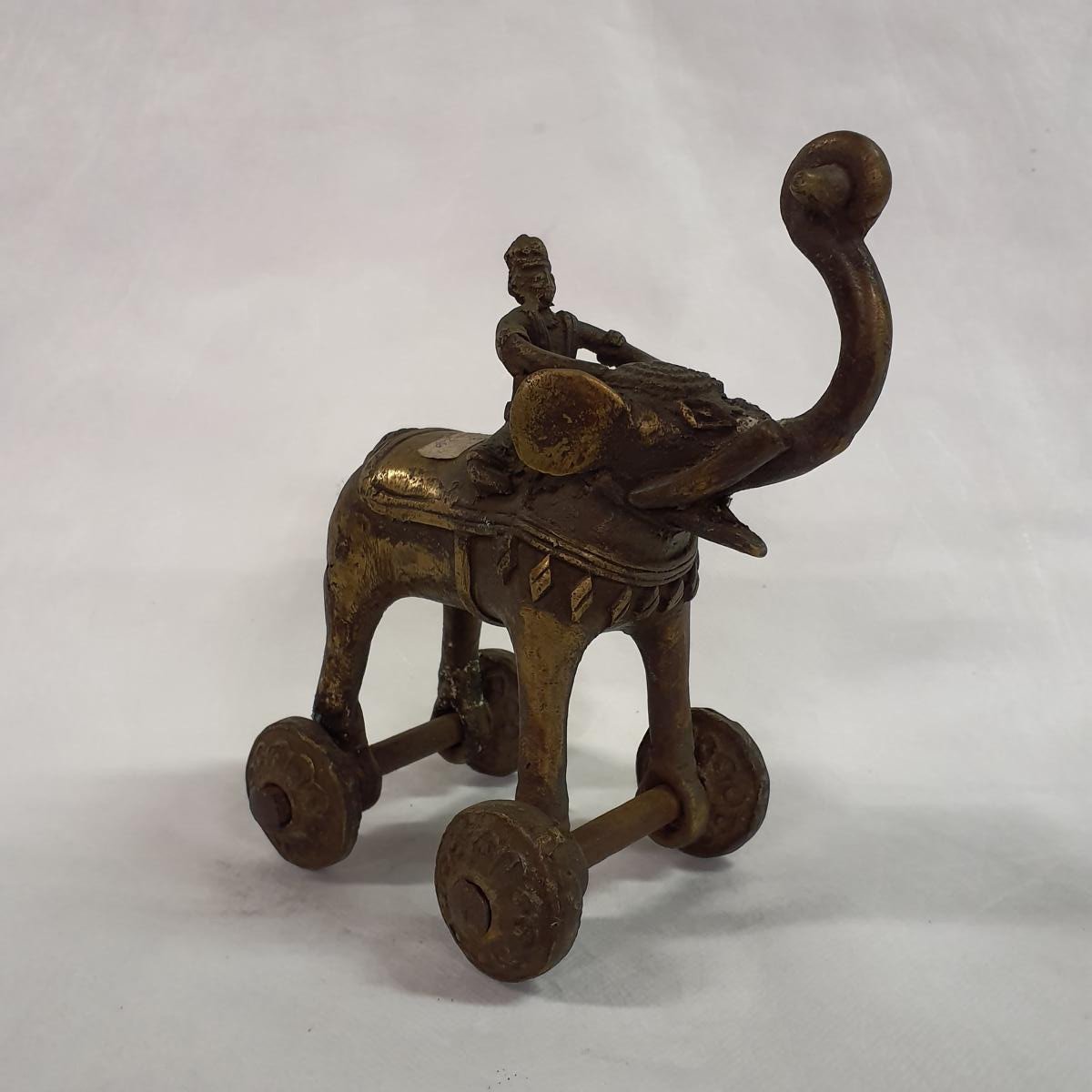 Elephant on wheels made of brass: Hand-forged and patinated using the traditional casting method