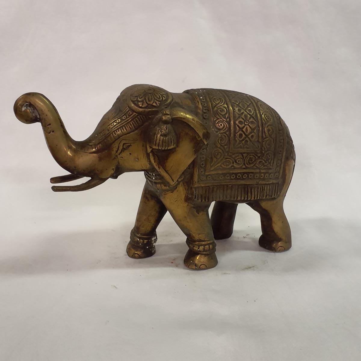 Elephant statue made of brass: Hand-forged and patinated using the traditional casting method