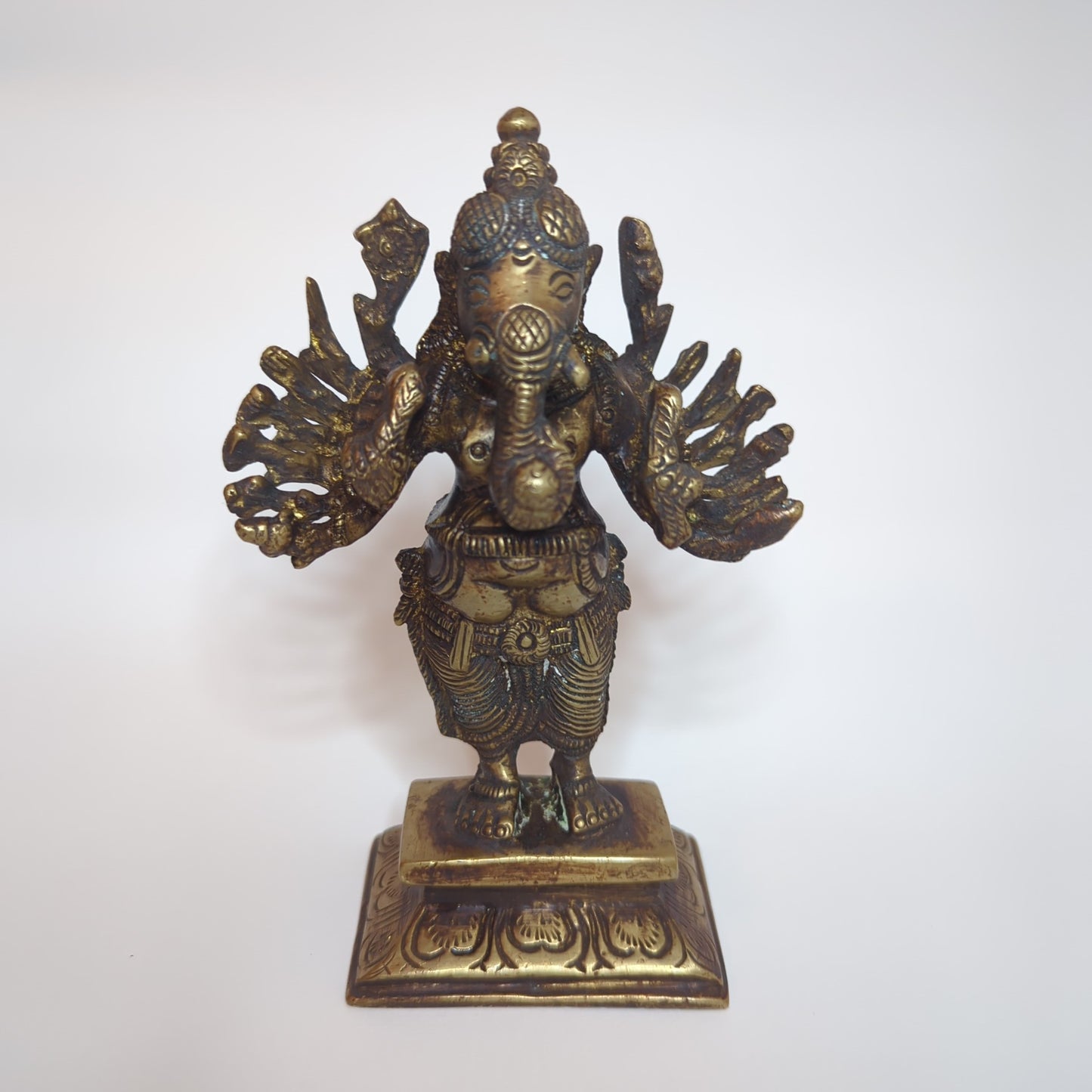 Ganesha statue made of brass: Hand-forged and patinated using the traditional casting method