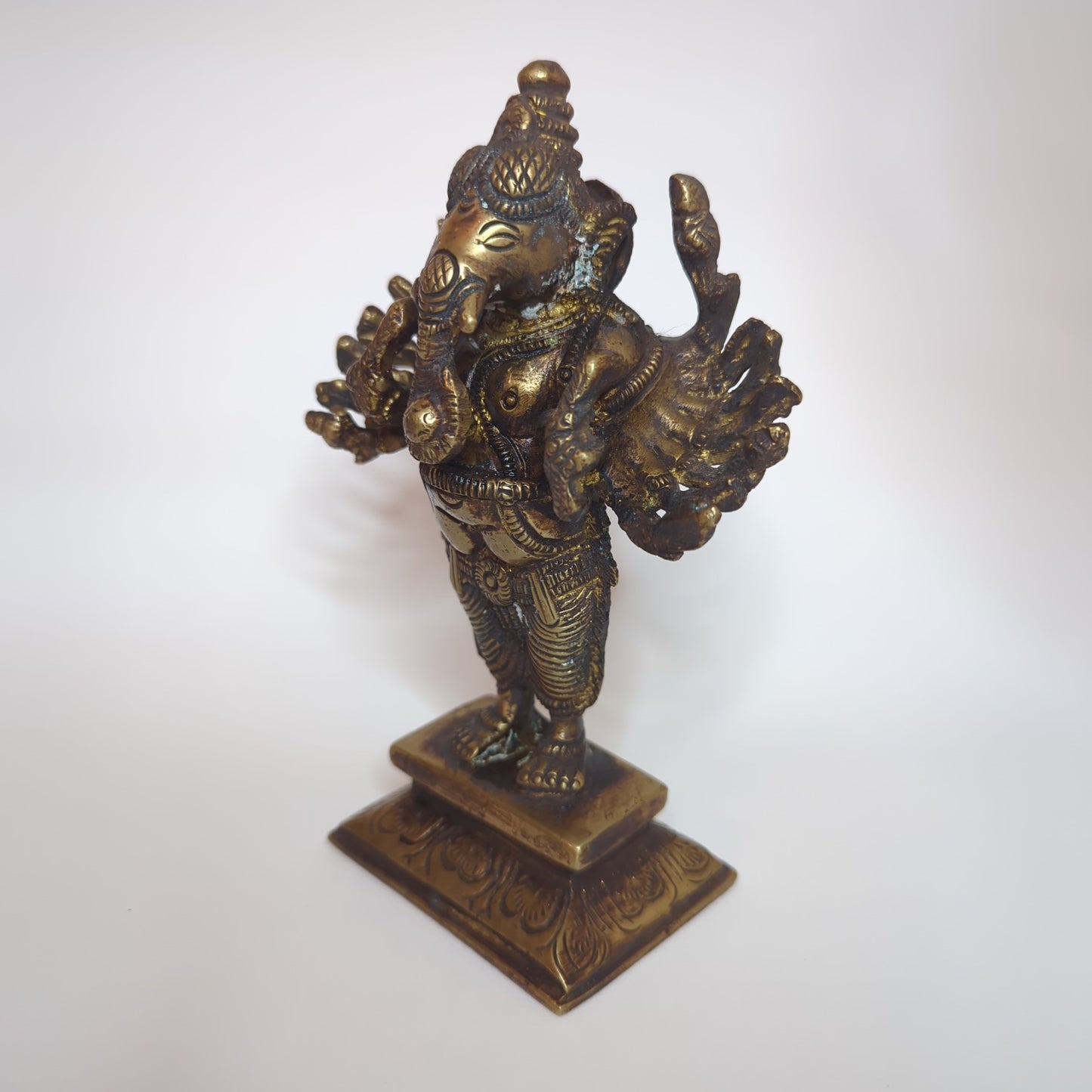 Ganesha statue made of brass: Hand-forged and patinated using the traditional casting method