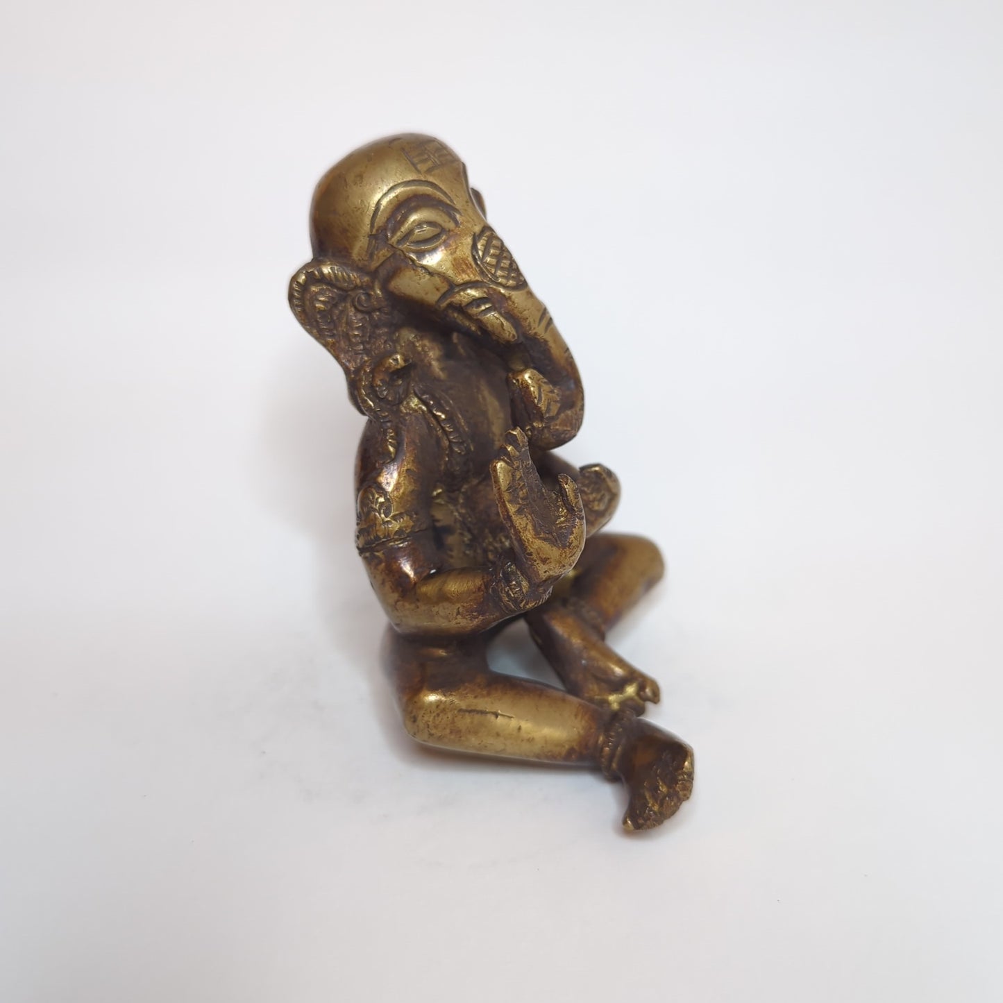 Ganesha statue made of brass: Hand-forged and patinated using the traditional casting method