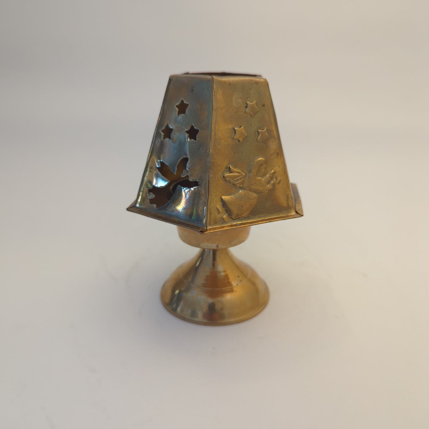 Brass Christmas angel tealight holder: Festive shine thanks to Indian craftsmanship