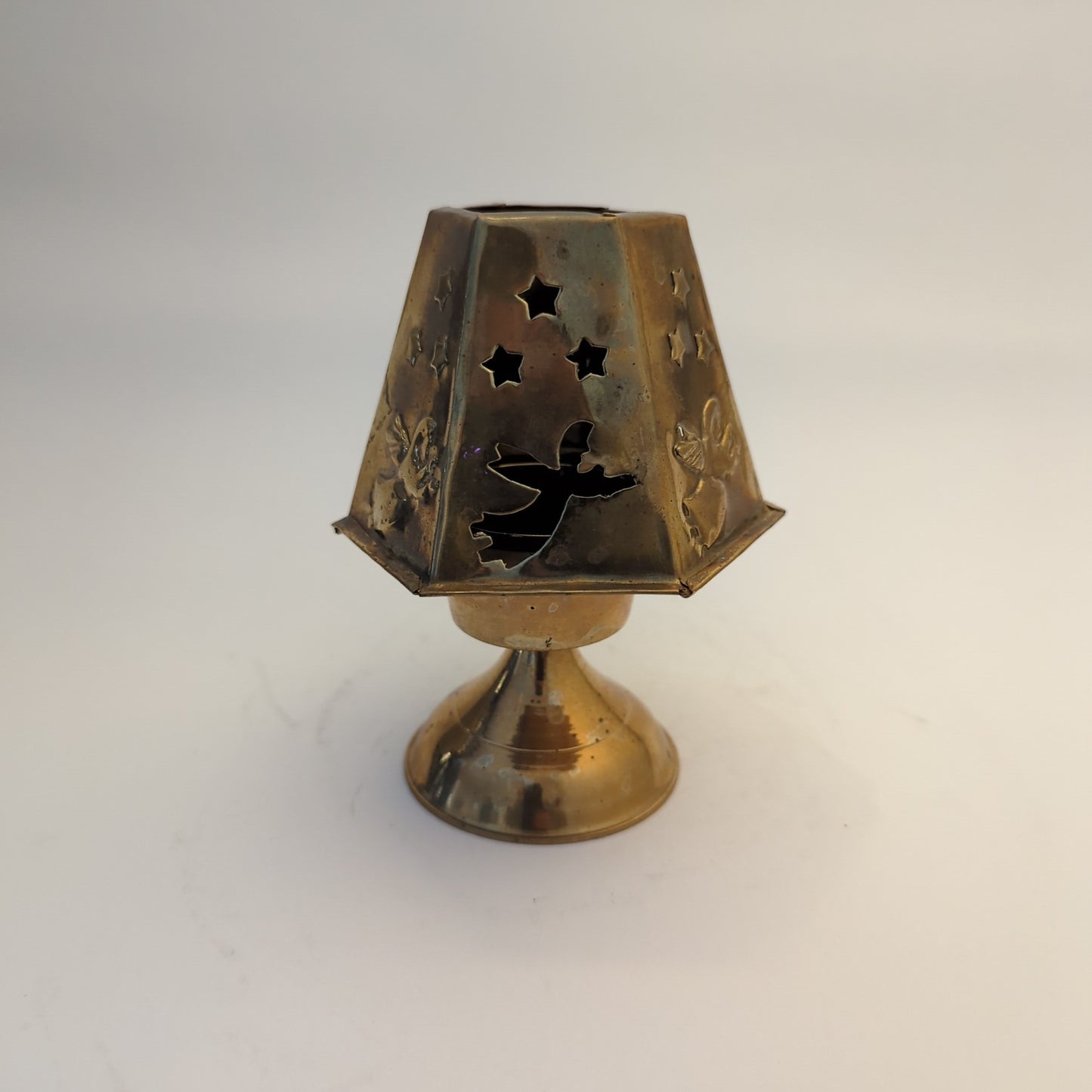 Brass Christmas angel tealight holder: Festive shine thanks to Indian craftsmanship