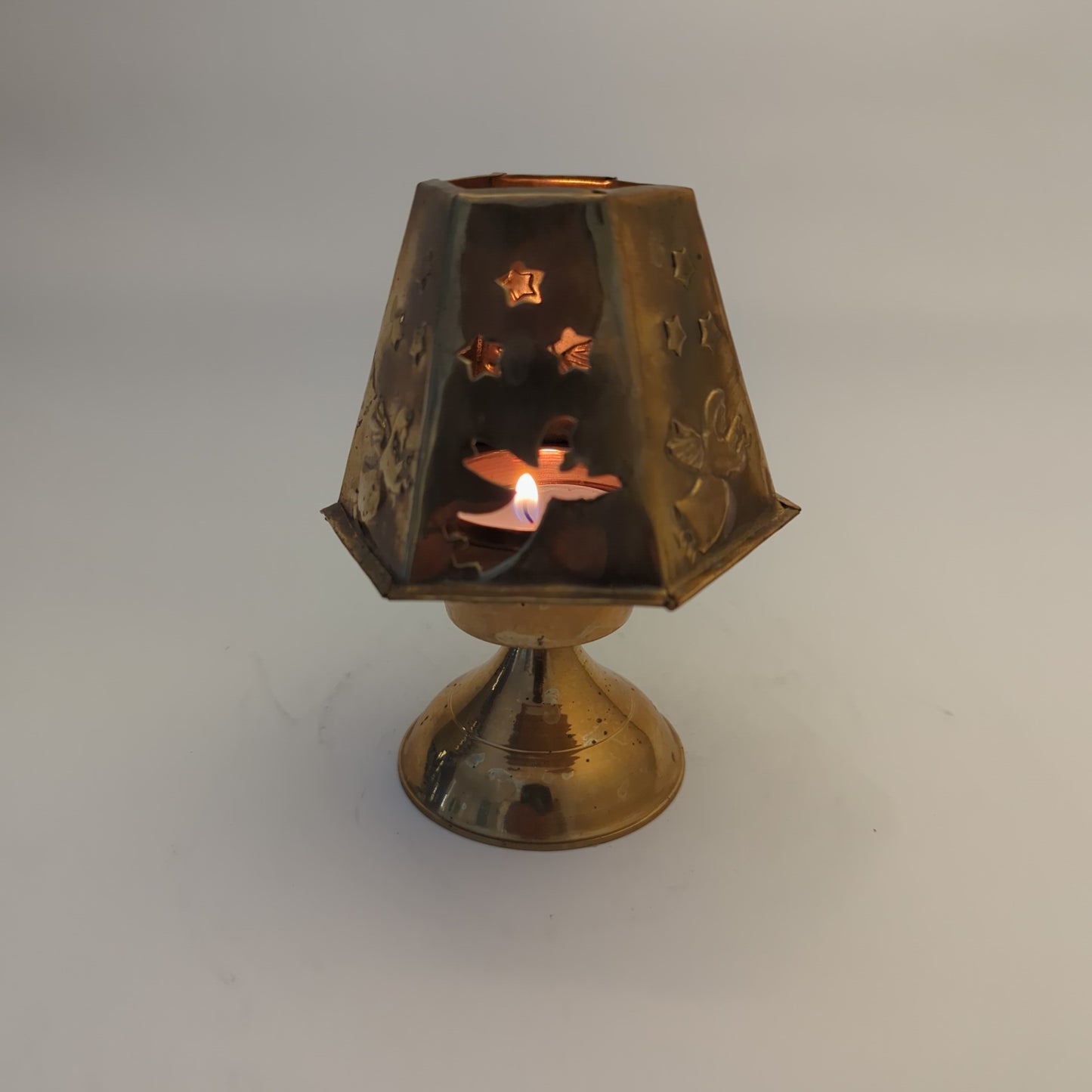 Brass Christmas angel tealight holder: Festive shine thanks to Indian craftsmanship