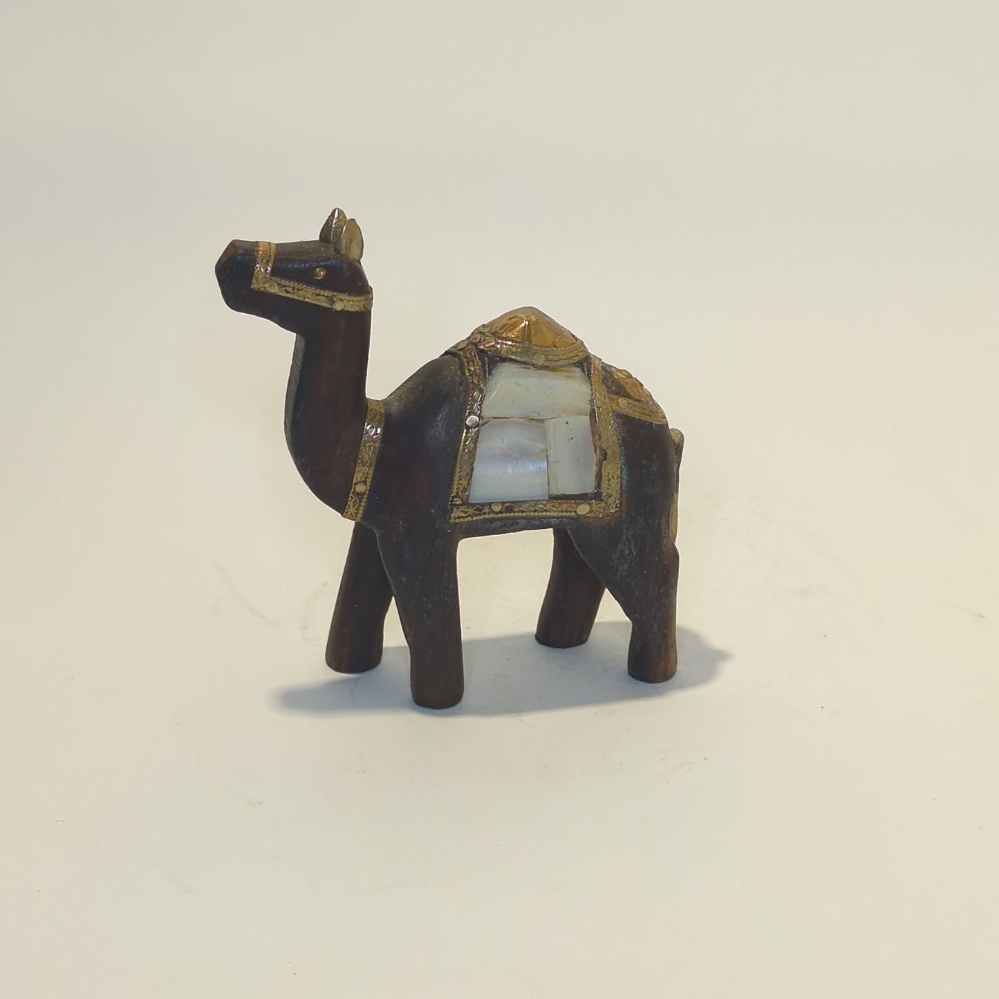 Wooden camel with mother-of-pearl inlays: Oriental craftsmanship