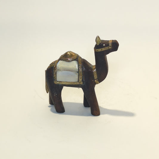 Wooden camel with mother-of-pearl inlays: Oriental craftsmanship